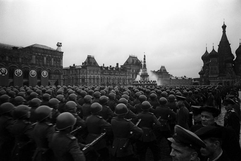 1945 год: четыре Парада Победы и один участник,  которого несли на шинели Сталина